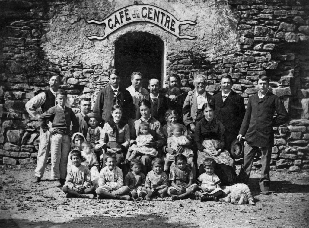 Gustave Courbet (en haut, au centre) avec ses amis devant le Café du Centre. Archives municipales.